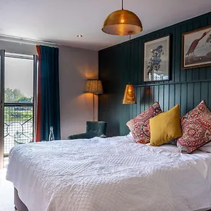 The Bridge 3* Chertsey